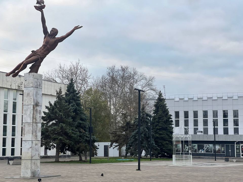 В Керчи приступили к украшению главной городской елки В Керчи приступили к украшению главной городской елки