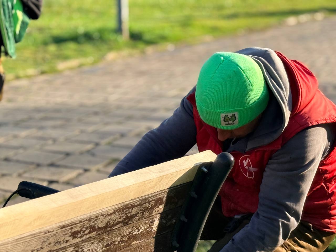 Сотрудники Службы городского хозяйства ремонтируют скамейки, установленные вдоль ул. Ворошилова Сотрудники Службы городского хозяйства ремонтируют скамейки, установленные вдоль ул. Ворошилова