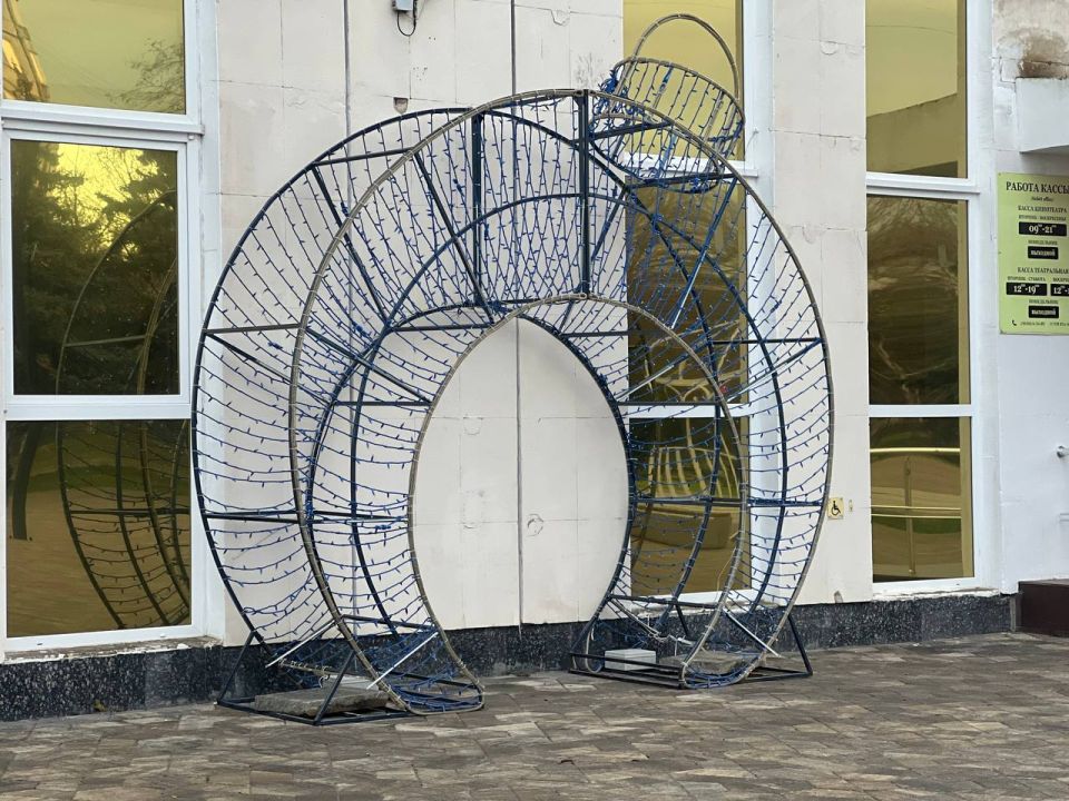 В Керчи приступили к украшению главной городской елки В Керчи приступили к украшению главной городской елки