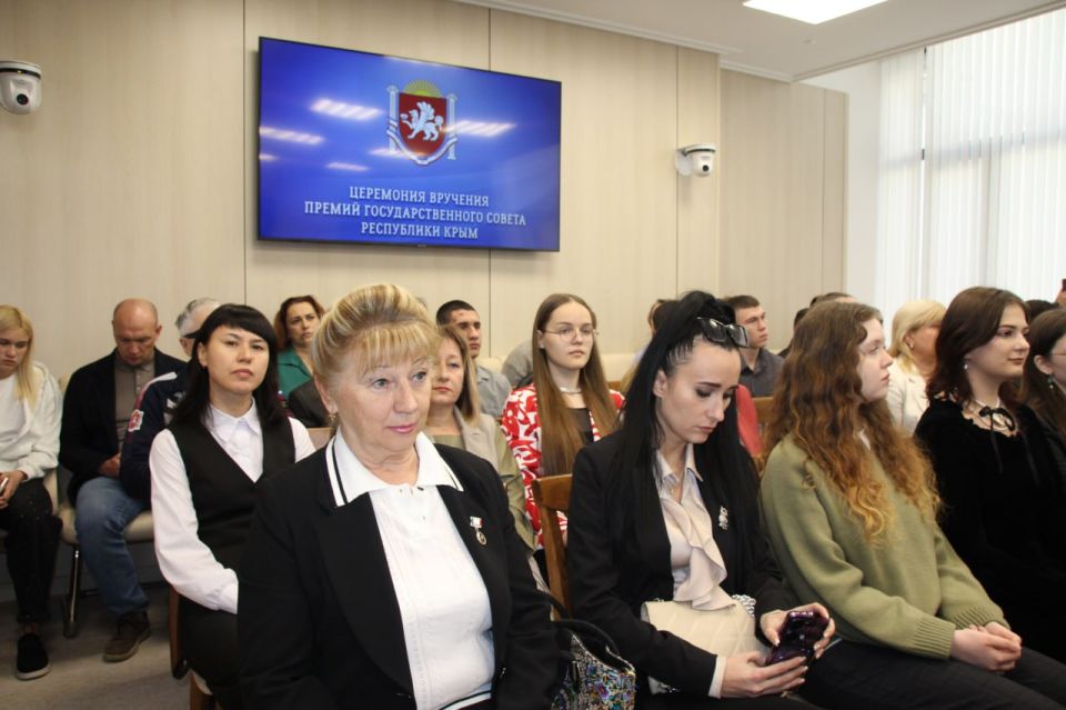 Тренер и общественный деятель Сурен Эреджепов удостоен премии Госсовета Крыма Тренер и общественный деятель Сурен Эреджепов удостоен премии Госсовета Крыма