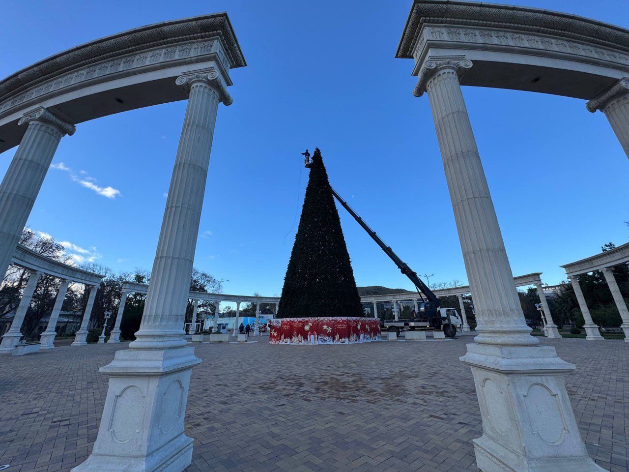 В Керчи приступили к украшению главной городской елки В Керчи приступили к украшению главной городской елки