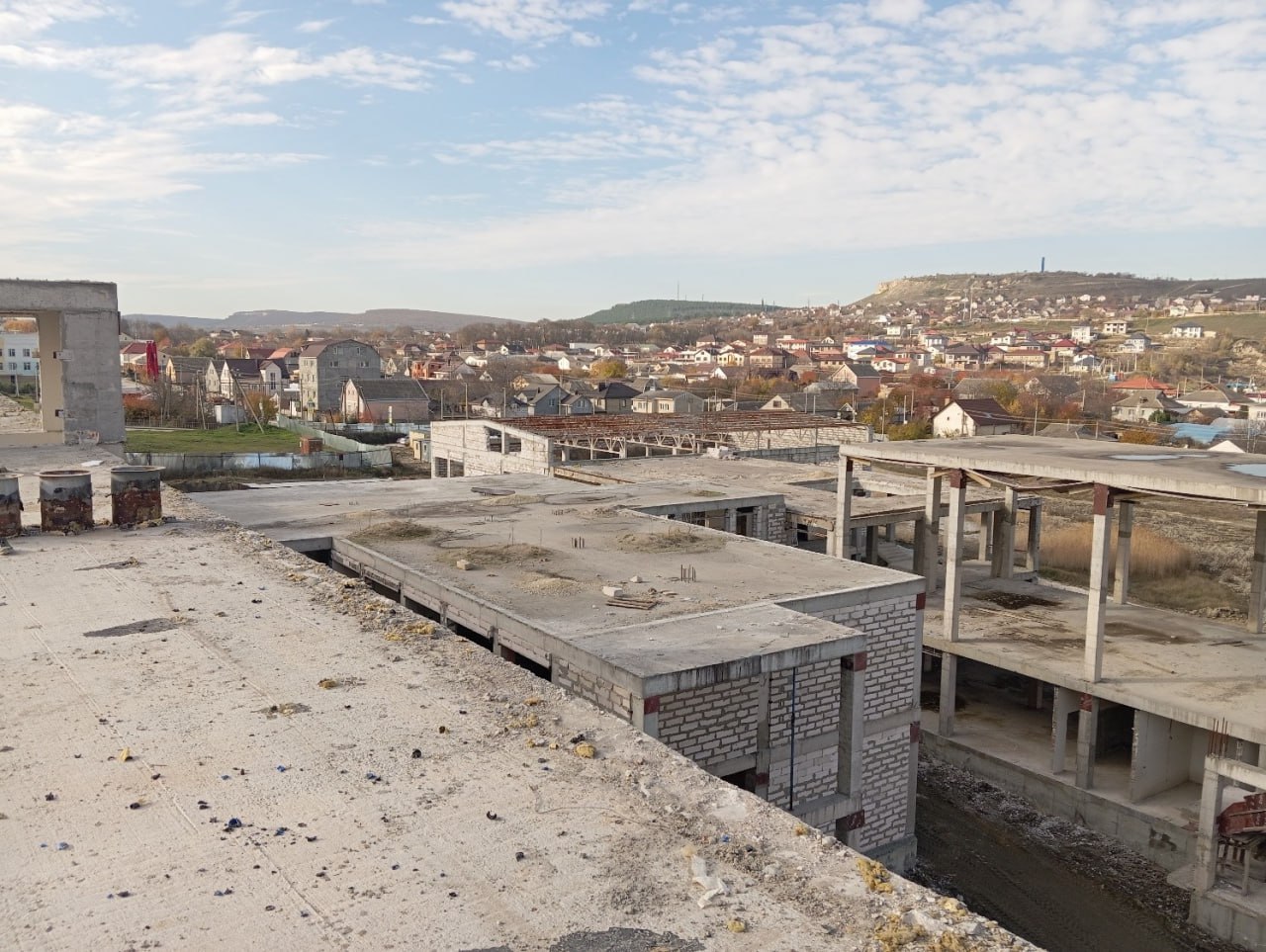 В Симферополе продолжается строительство школы на 500 мест