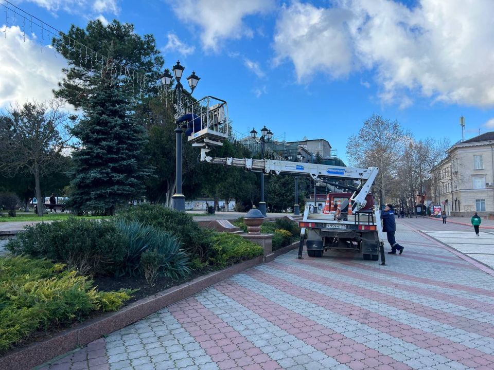 В Керчи приступили к украшению главной городской елки В Керчи приступили к украшению главной городской елки