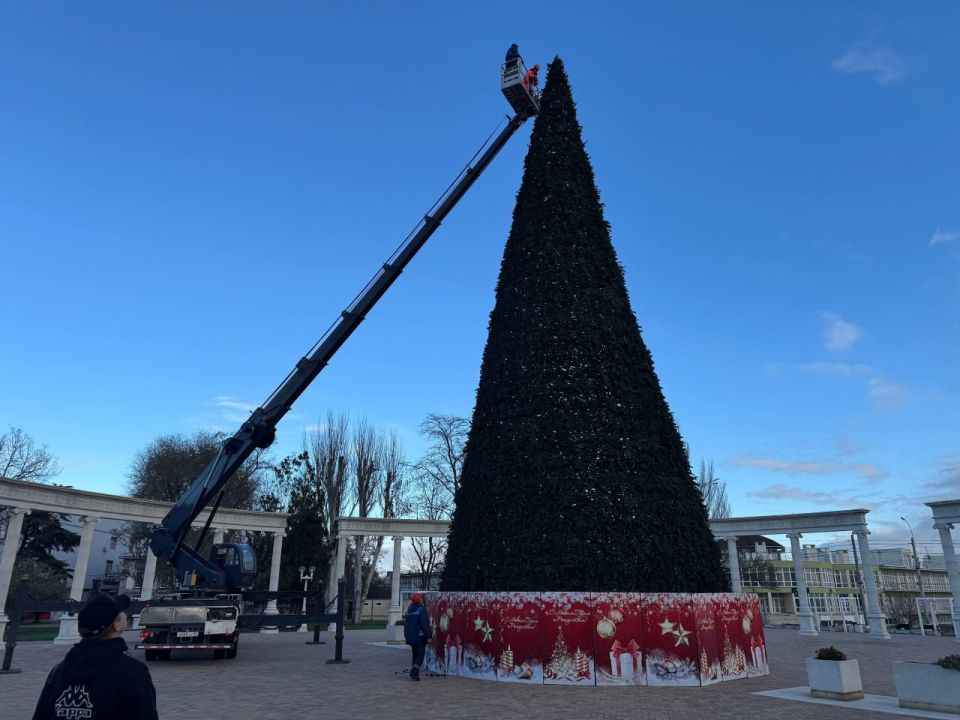 В Керчи приступили к украшению главной городской елки В Керчи приступили к украшению главной городской елки