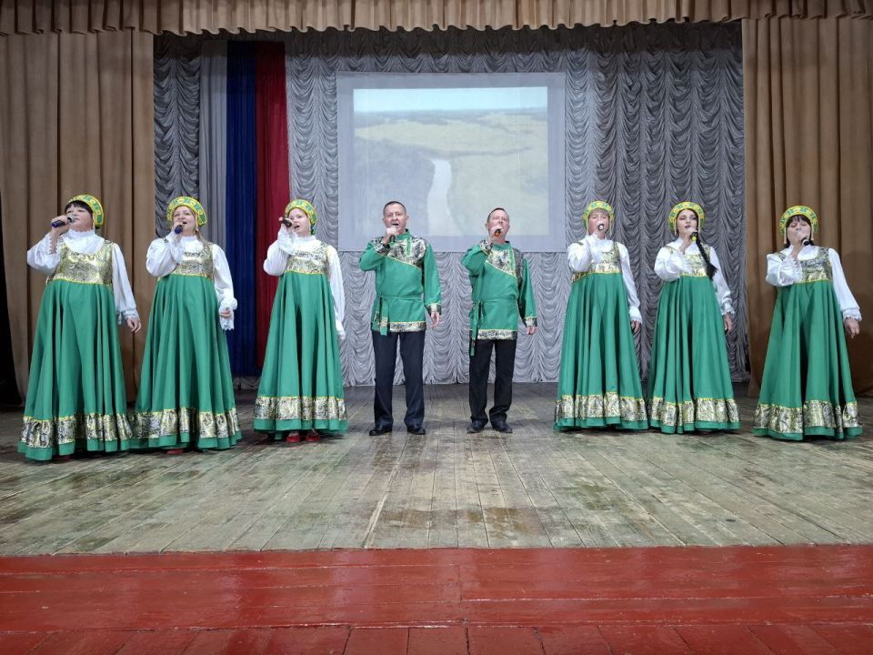 Александр Харламов: В районном Доме культуры прошел концерт «Конституция – фундамент России», посвященный Дню Конституции Российской Федерации Александр Харламов: В районном Доме культуры прошел концерт «Конституция – фундамент России», посвященный Дню Конституции Российской Федерации