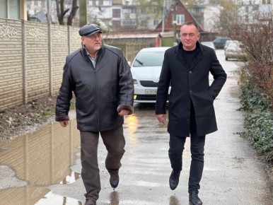 Во время традиционного утреннего рабочего объезда глава администрации Игорь Ивин проверил, как проходят работы по капитальному ремонту дворовых территорий