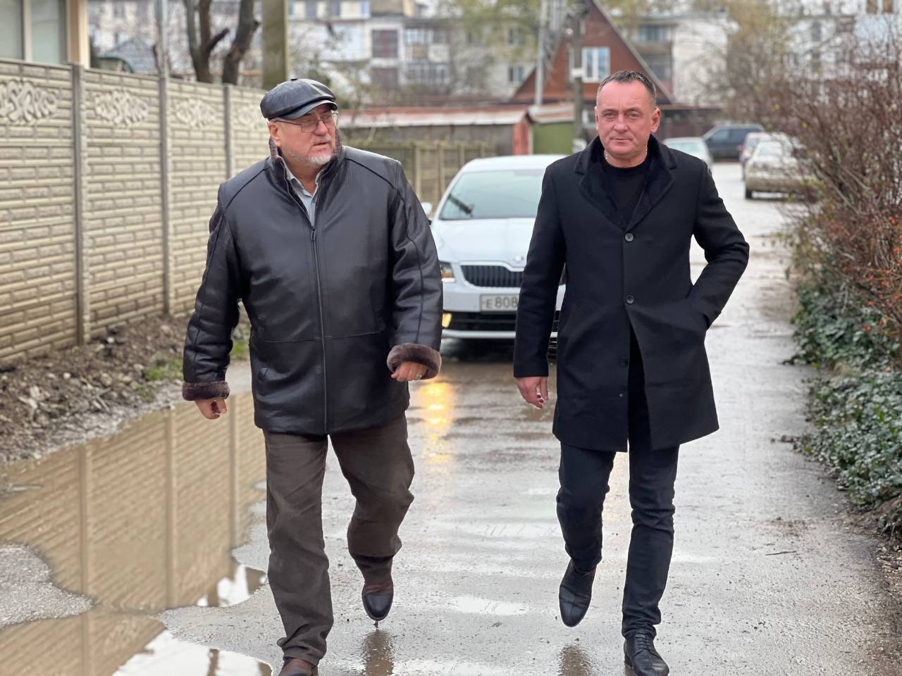 Во время традиционного утреннего рабочего объезда глава администрации Игорь Ивин проверил, как проходят работы по капитальному ремонту дворовых территорий