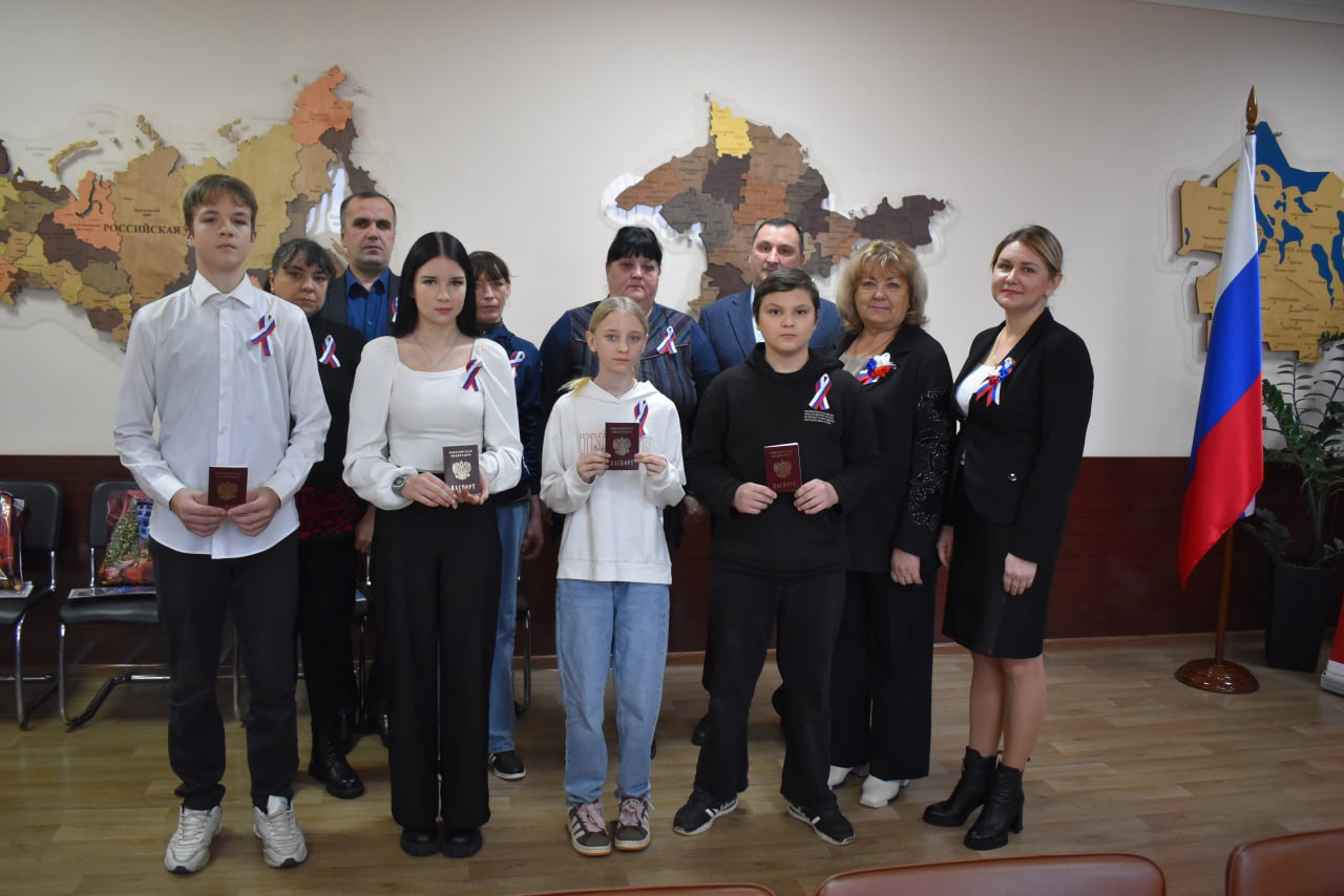 Сергей Биданец: С председателем Красноперекопского районного совета Натальей Цукановой и председателем территориальной избирательной комиссии Красноперекопского района Андреем Исаченко вручил паспорта гражданам Российской... Сергей Биданец: С председателем Красноперекопского районного совета Натальей Цукановой и председателем территориальной избирательной комиссии Красноперекопского района Андреем Исаченко вручил паспорта гражданам Российской...