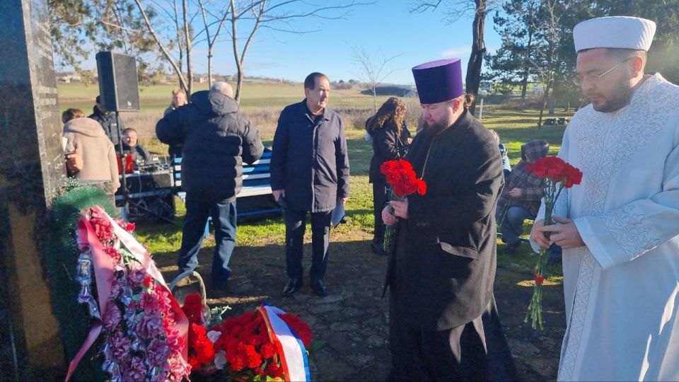 Представители Общественной палаты Крыма почтили память жертв фашистского террора на 10-м км Феодосийского шоссе Представители Общественной палаты Крыма почтили память жертв фашистского террора на 10-м км Феодосийского шоссе