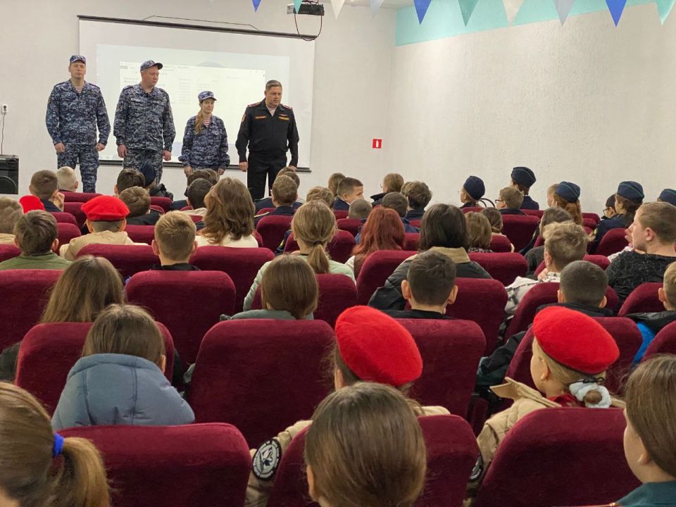 Cотрудники Росгвардии провели урок мужества для отдыхающих детей в Крыму Cотрудники Росгвардии провели урок мужества для отдыхающих детей в Крыму