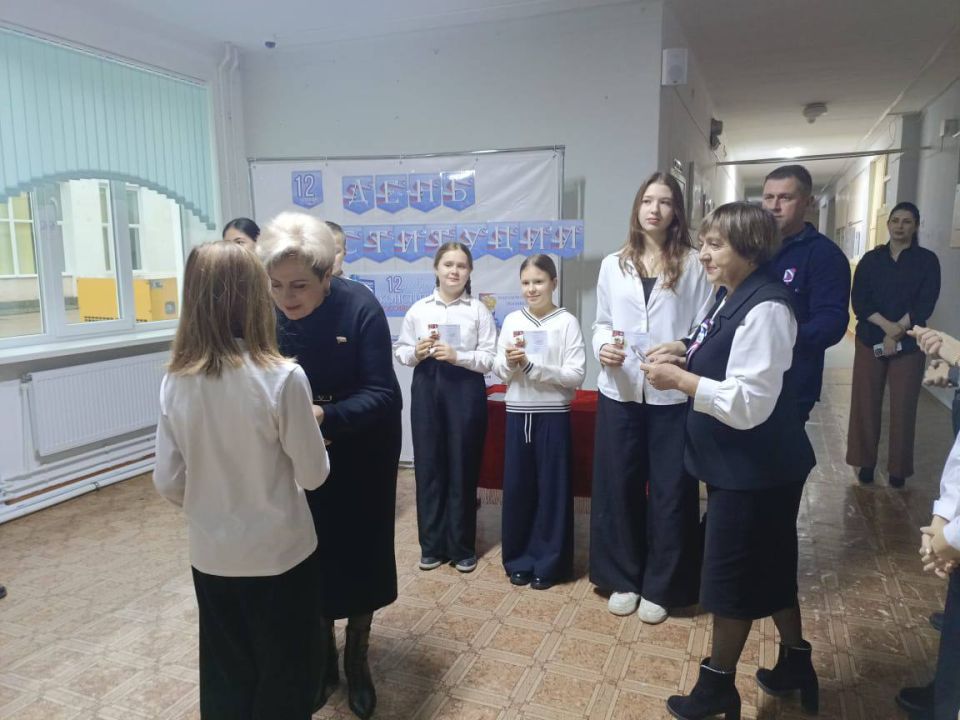 Ольга Урайкина: В День Конституции Российской Федерации в рамках торжественной линейки провела парламентский урок для 5-11 классов в МБОУ "Плодовская СОШ имени Сабадашева Е.М." Ольга Урайкина: В День Конституции Российской Федерации в рамках торжественной линейки провела парламентский урок для 5-11 классов в МБОУ "Плодовская СОШ имени Сабадашева Е.М."