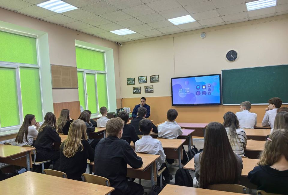 Работники прокуратуры города Симферополя провели интерактивные правовые уроки «Закон, который защищает» и «Конституция - основной закон государства» Работники прокуратуры города Симферополя провели интерактивные правовые уроки «Закон, который защищает» и «Конституция - основной закон государства»