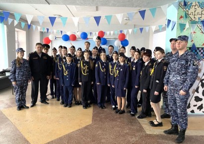 Cотрудники Росгвардии провели урок мужества для отдыхающих детей в Крыму