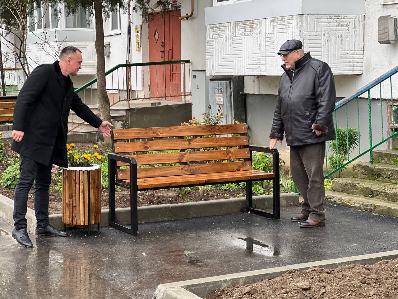 Во время традиционного утреннего рабочего объезда глава администрации Игорь Ивин проверил, как проходят работы по капитальному ремонту дворовых территорий Во время традиционного утреннего рабочего объезда глава администрации Игорь Ивин проверил, как проходят работы по капитальному ремонту дворовых территорий