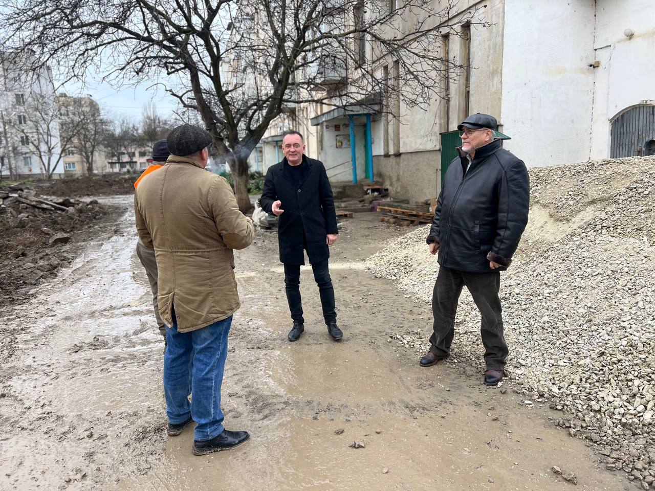 Во время традиционного утреннего рабочего объезда глава администрации Игорь Ивин проверил, как проходят работы по капитальному ремонту дворовых территорий Во время традиционного утреннего рабочего объезда глава администрации Игорь Ивин проверил, как проходят работы по капитальному ремонту дворовых территорий