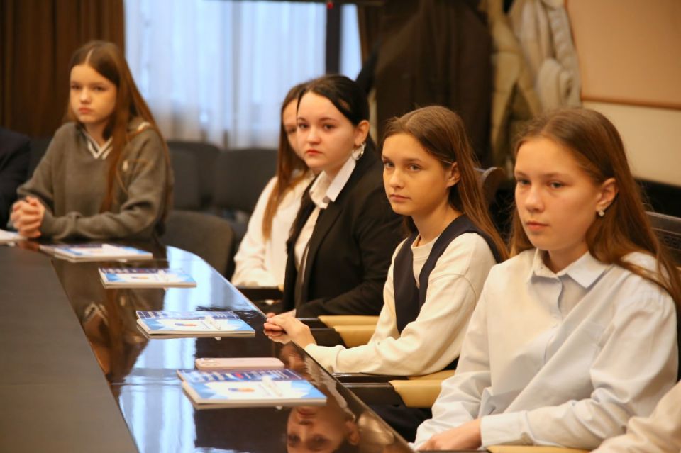 Глава администрации города Бахчисарая провёл встречу с учащимися 7, 8 и 9 классов Школьной академии в День Конституции Российской Федерации Глава администрации города Бахчисарая провёл встречу с учащимися 7, 8 и 9 классов Школьной академии в День Конституции Российской Федерации