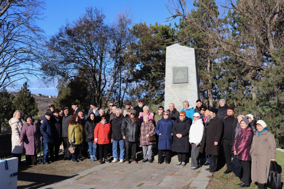 Представители Общественной палаты Крыма почтили память жертв фашистского террора на 10-м км Феодосийского шоссе
