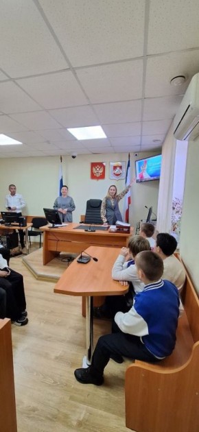 В честь Дня Конституции Российской Федерации Ленинский судебный район Республики Крым провёл День открытых дверей для учеников 4-го класса МБОУ «Средняя общеобразовательная школа №2 пгт.Ленино»