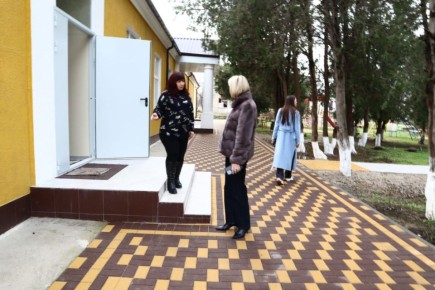 Инна Федоренко: С помощником Главы Республики Крым Лилей Веджатовой выехали в Дом культуры в с. Дмитриевка. Он у нас капитально отремонтирован в текущем году