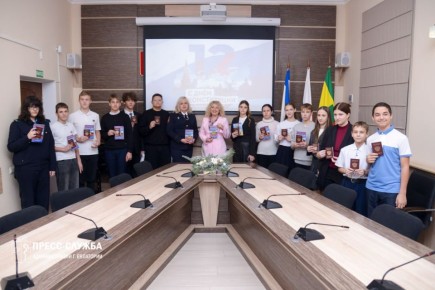 В День Конституции Российской Федерации глава города вручила первые паспорта юным евпаторийцам