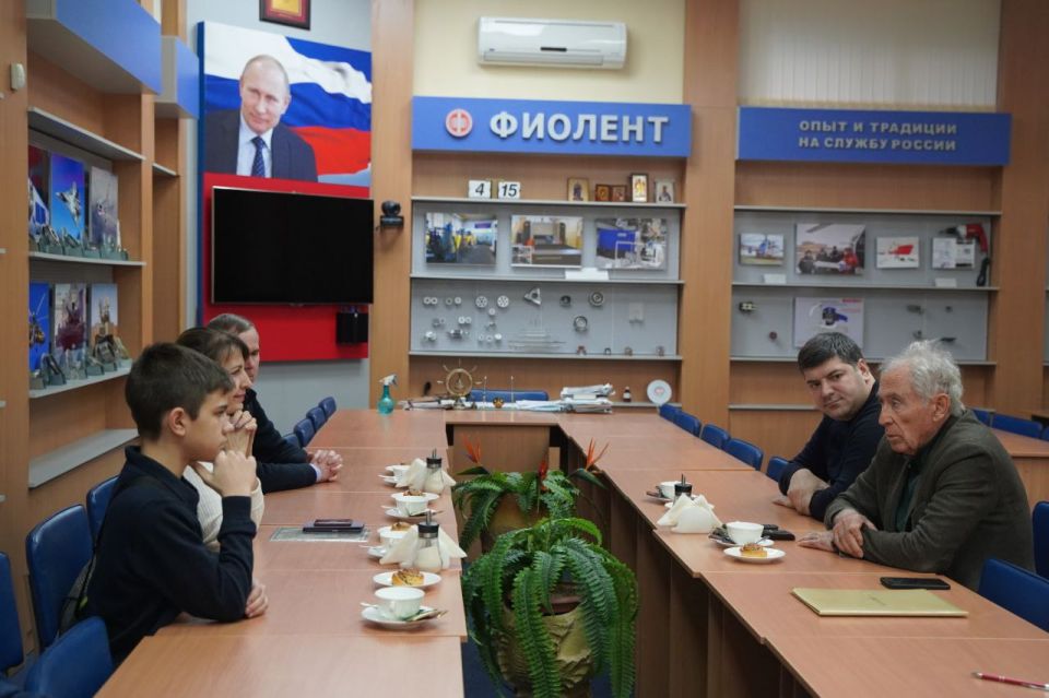 Сотрудники Министерства промышленности и торговли Республики Крым провели экскурсию по промышленным предприятиям Симферополя для юного изобретателя, участника Малой академии наук Республики Крым Святослава Колесникова Сотрудники Министерства промышленности и торговли Республики Крым провели экскурсию по промышленным предприятиям Симферополя для юного изобретателя, участника Малой академии наук Республики Крым Святослава Колесникова