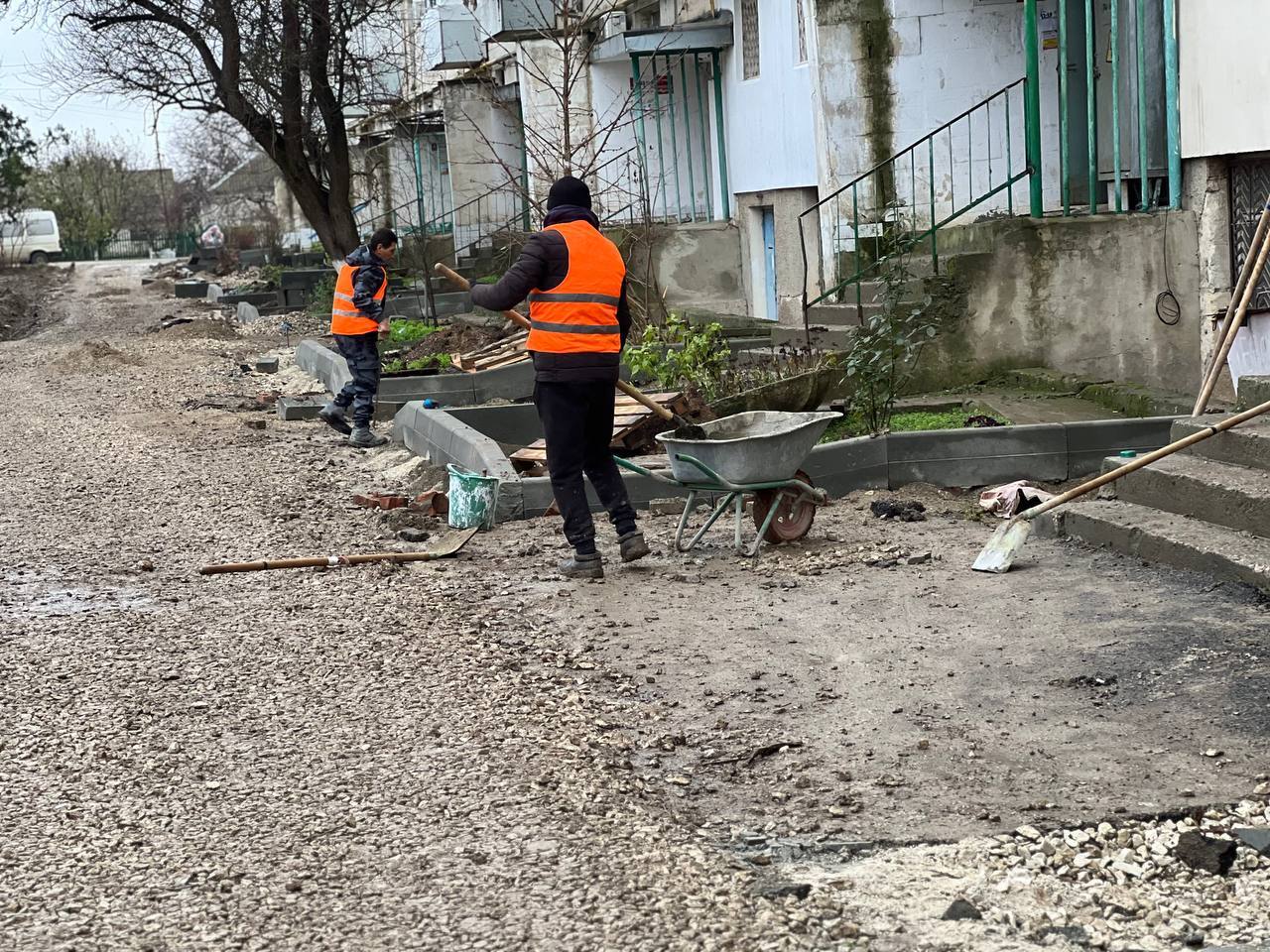 Во время традиционного утреннего рабочего объезда глава администрации Игорь Ивин проверил, как проходят работы по капитальному ремонту дворовых территорий Во время традиционного утреннего рабочего объезда глава администрации Игорь Ивин проверил, как проходят работы по капитальному ремонту дворовых территорий