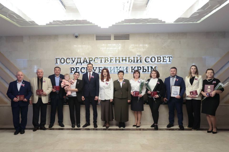 В парламенте Республики Крым вручили государственные награды ко Дню Конституции Российской Федерации В парламенте Республики Крым вручили государственные награды ко Дню Конституции Российской Федерации