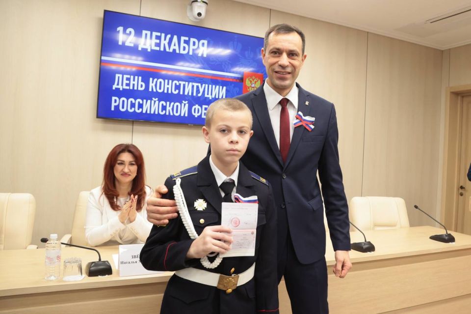 В парламенте Республики Крым вручили государственные награды ко Дню Конституции Российской Федерации В парламенте Республики Крым вручили государственные награды ко Дню Конституции Российской Федерации