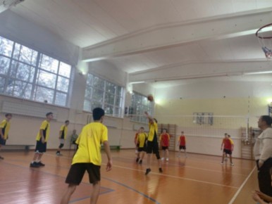 12 декабря 2025 года, в День Конституции Российской Федерации, в спортивном зале школы МБОУ «СОШ №2 им. М.В. Фрунзе» прошли соревнования по волейболу среди юношеских команд пяти городских школ