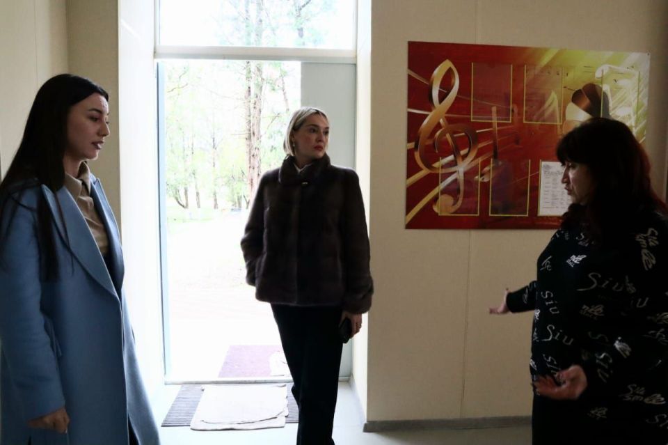 Глава администрации Джанкойского района Инна Федоренко совместно с помощником Главы Республики Крым Лилей Веджатовой с рабочим визитом посетила образовательные учреждения района Глава администрации Джанкойского района Инна Федоренко совместно с помощником Главы Республики Крым Лилей Веджатовой с рабочим визитом посетила образовательные учреждения района