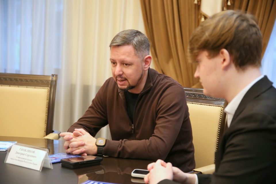 Глава администрации города Бахчисарая провёл встречу с учащимися 7, 8 и 9 классов Школьной академии в День Конституции Российской Федерации Глава администрации города Бахчисарая провёл встречу с учащимися 7, 8 и 9 классов Школьной академии в День Конституции Российской Федерации