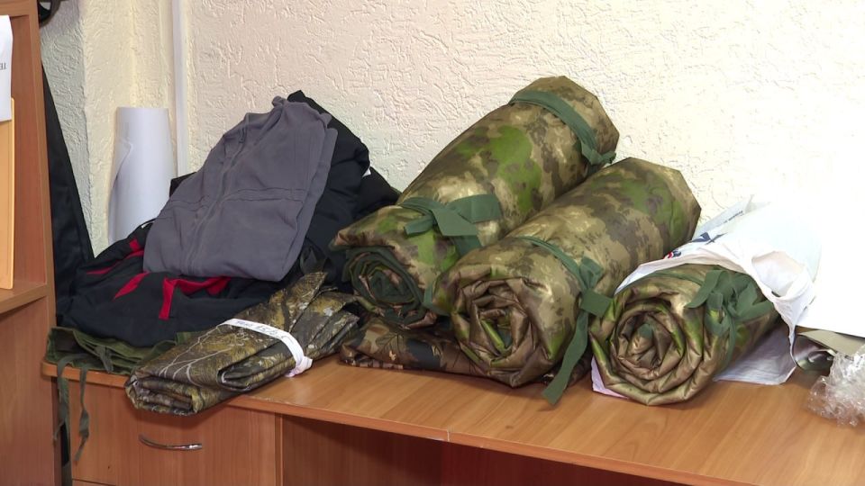Волонтёры организации «Крым – родной дом» собирают груз, необходимый «за ленточкой» Волонтёры организации «Крым – родной дом» собирают груз, необходимый «за ленточкой»