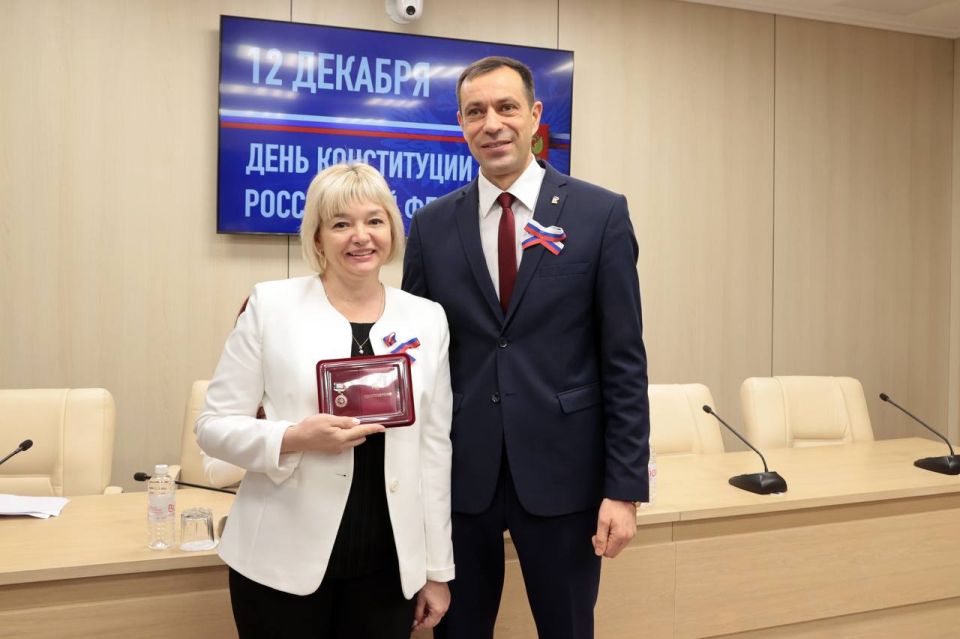 В парламенте Республики Крым вручили государственные награды ко Дню Конституции Российской Федерации В парламенте Республики Крым вручили государственные награды ко Дню Конституции Российской Федерации