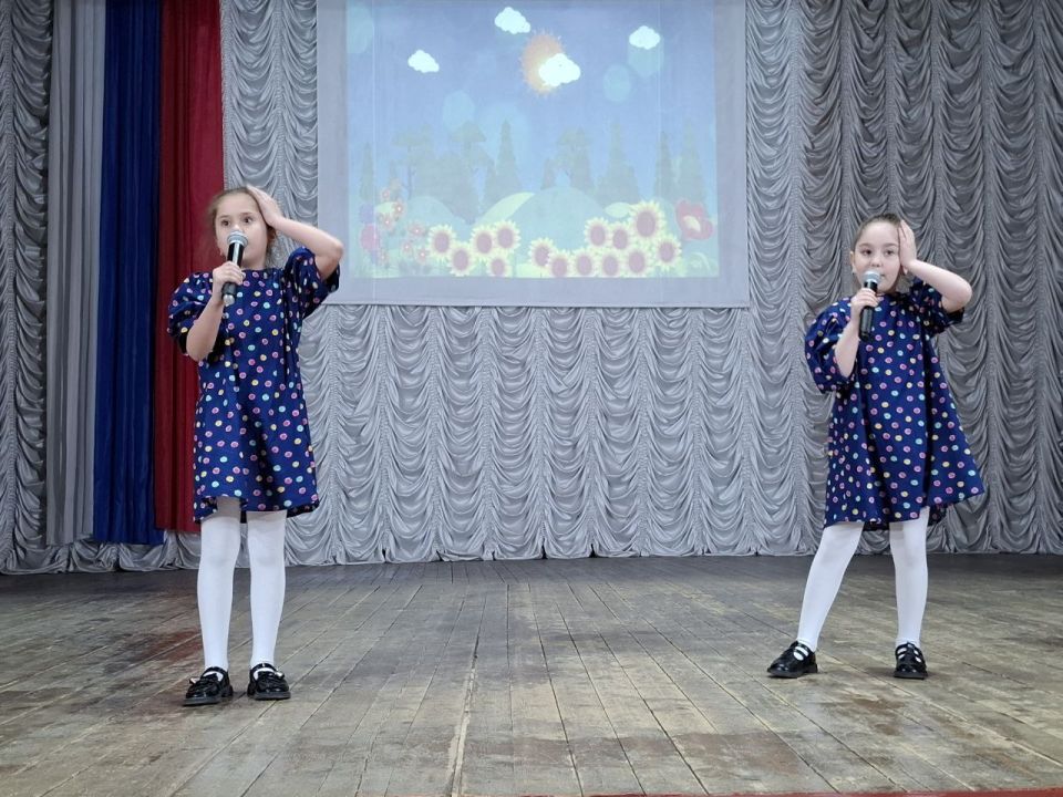 Александр Харламов: В районном Доме культуры прошел концерт «Конституция – фундамент России», посвященный Дню Конституции Российской Федерации Александр Харламов: В районном Доме культуры прошел концерт «Конституция – фундамент России», посвященный Дню Конституции Российской Федерации