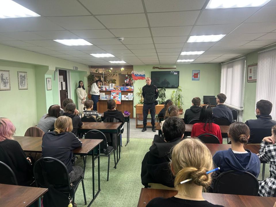 В День Конституции Российской Федерации транспортные полицейские провели для студентов Симферополя профилактические беседы В День Конституции Российской Федерации транспортные полицейские провели для студентов Симферополя профилактические беседы