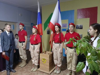 Ольга Урайкина: В День Конституции Российской Федерации в рамках торжественной линейки провела парламентский урок для 5-11 классов в МБОУ "Плодовская СОШ имени Сабадашева Е.М."