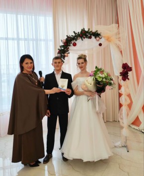 В Армянском городском отделе ЗАГС состоялись торжественные церемонии государственной регистрации заключения брака и вручения первого документа новорожденному гражданину