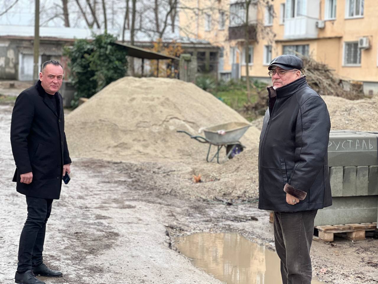 Во время традиционного утреннего рабочего объезда глава администрации Игорь Ивин проверил, как проходят работы по капитальному ремонту дворовых территорий Во время традиционного утреннего рабочего объезда глава администрации Игорь Ивин проверил, как проходят работы по капитальному ремонту дворовых территорий