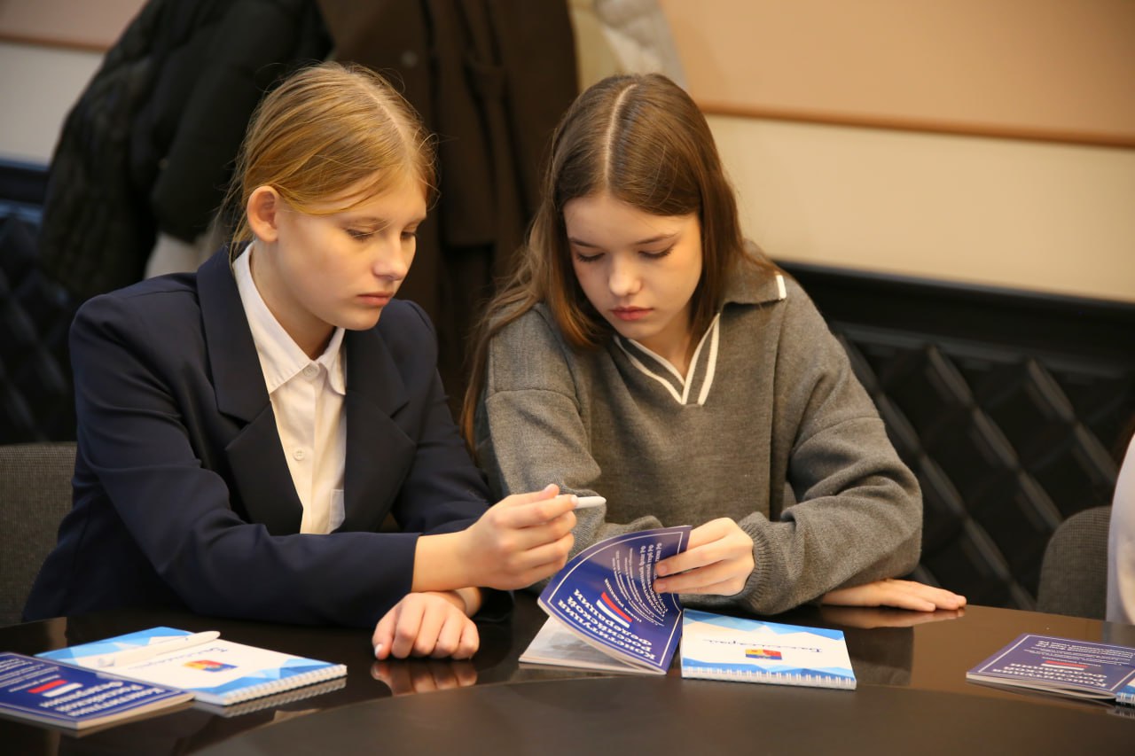 Дмитрий Скобликов: В День Конституции Российской Федерации провел встречу с учениками 7, 8 и 9-х классов Школьной академии Дмитрий Скобликов: В День Конституции Российской Федерации провел встречу с учениками 7, 8 и 9-х классов Школьной академии