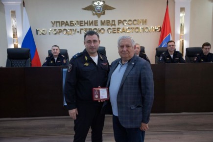 Начальник УМВД России по г.Севастополю генерал-майор полиции Сергей Сигунов вручил награду председателю городского Совета ветеранов ОВД и ВВ России полковнику милиции в отставке Александру Казакову