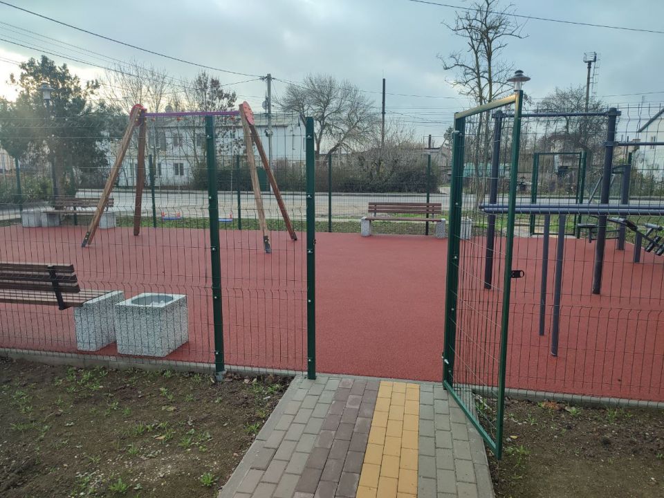 Денис Олейник: Дорогие жители поселка Раздольное! Увидел обращения в соцсетях о том, что детская площадка на улице Антона Кима была закрыта Денис Олейник: Дорогие жители поселка Раздольное! Увидел обращения в соцсетях о том, что детская площадка на улице Антона Кима была закрыта