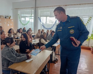 Сотрудники МЧС России принимают участие в общешкольных родительских собраниях