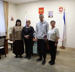 Анжелика Ястребова: Вручены ключи от благоустроенной квартиры жителю района, который состоял на льготной очереди из числа детей-сирот и детей, лишенных родительского попечения