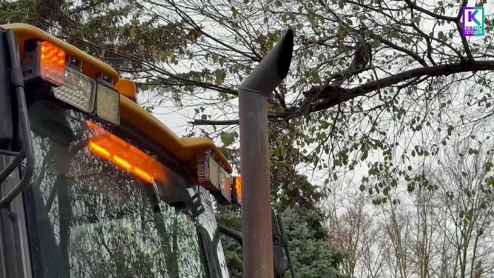 У здания Керченской поликлиники №3 обустраивают тротуар