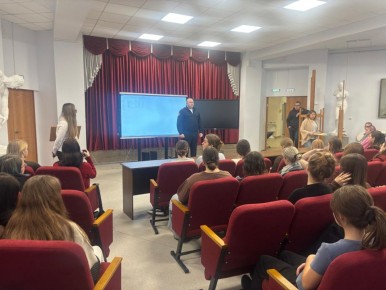 В День Конституции Российской Федерации транспортные полицейские провели для студентов Симферополя профилактические беседы