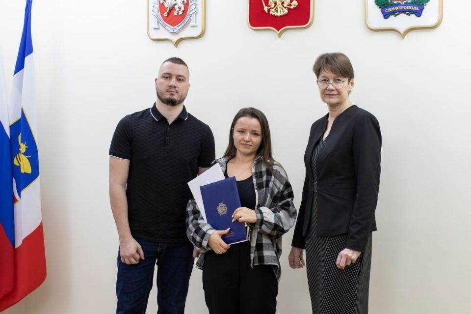 Сегодня, 12 декабря, заместитель главы администрации города Оксана Дмитриева вручила ключи от 16 квартир симферопольцам из числа детей-сирот и детей, оставшихся без попечения родителей Сегодня, 12 декабря, заместитель главы администрации города Оксана Дмитриева вручила ключи от 16 квартир симферопольцам из числа детей-сирот и детей, оставшихся без попечения родителей