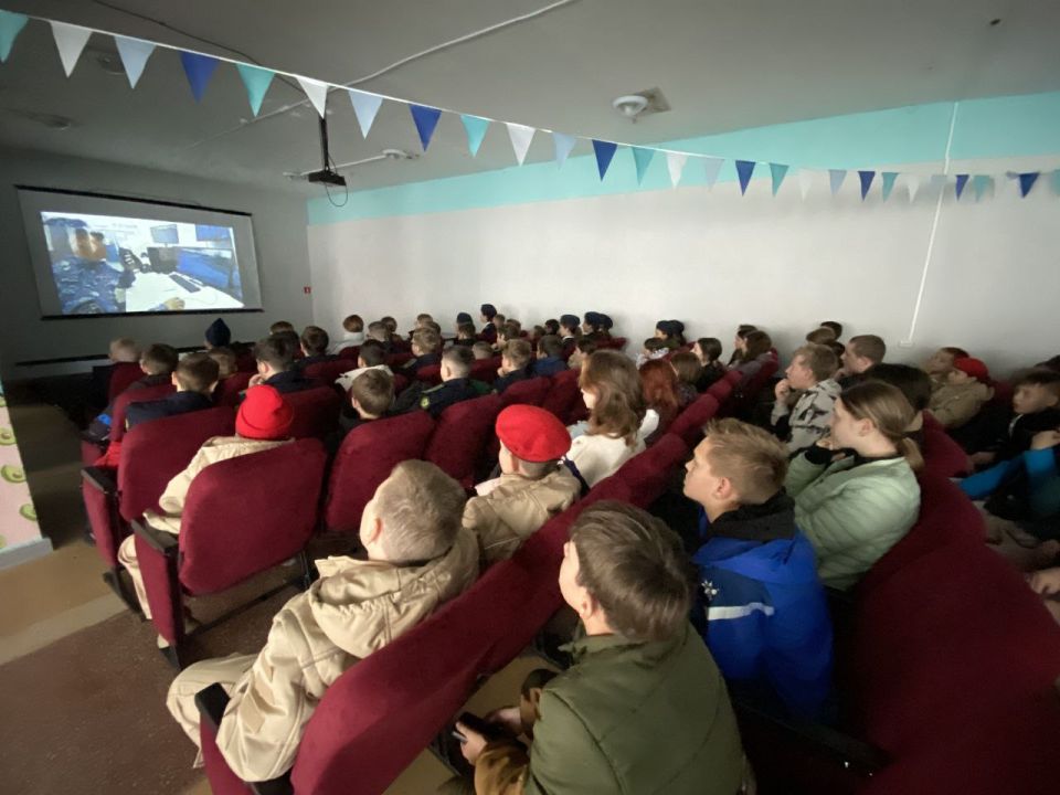Cотрудники Росгвардии провели урок мужества для отдыхающих детей в Крыму Cотрудники Росгвардии провели урок мужества для отдыхающих детей в Крыму