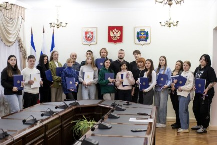 Сегодня, 12 декабря, заместитель главы администрации города Оксана Дмитриева вручила ключи от 16 квартир симферопольцам из числа детей-сирот и детей, оставшихся без попечения родителей