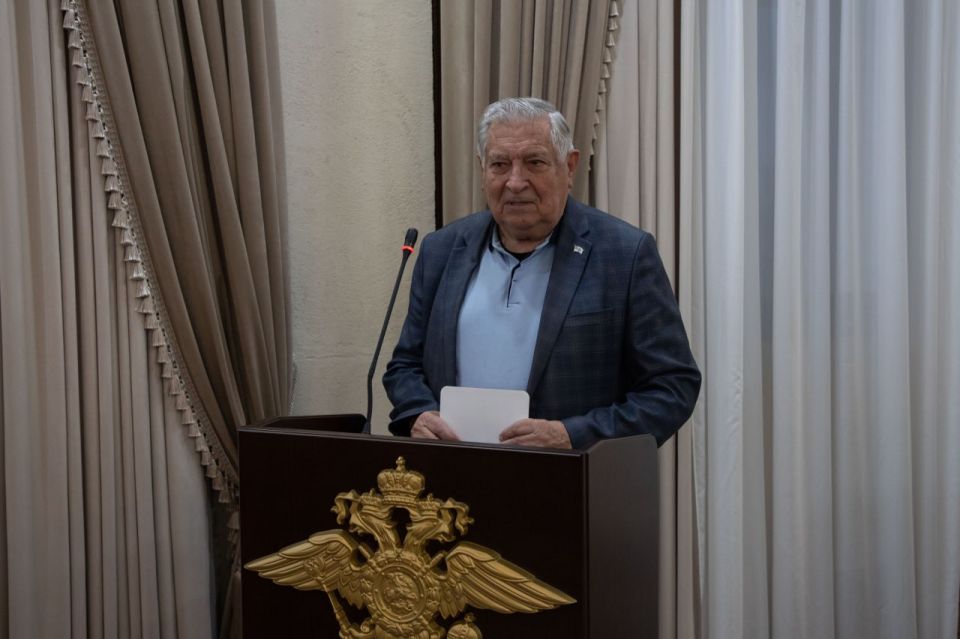 Начальник УМВД России по г.Севастополю генерал-майор полиции Сергей Сигунов вручил награду председателю городского Совета ветеранов ОВД и ВВ России полковнику милиции в отставке Александру Казакову Начальник УМВД России по г.Севастополю генерал-майор полиции Сергей Сигунов вручил награду председателю городского Совета ветеранов ОВД и ВВ России полковнику милиции в отставке Александру Казакову