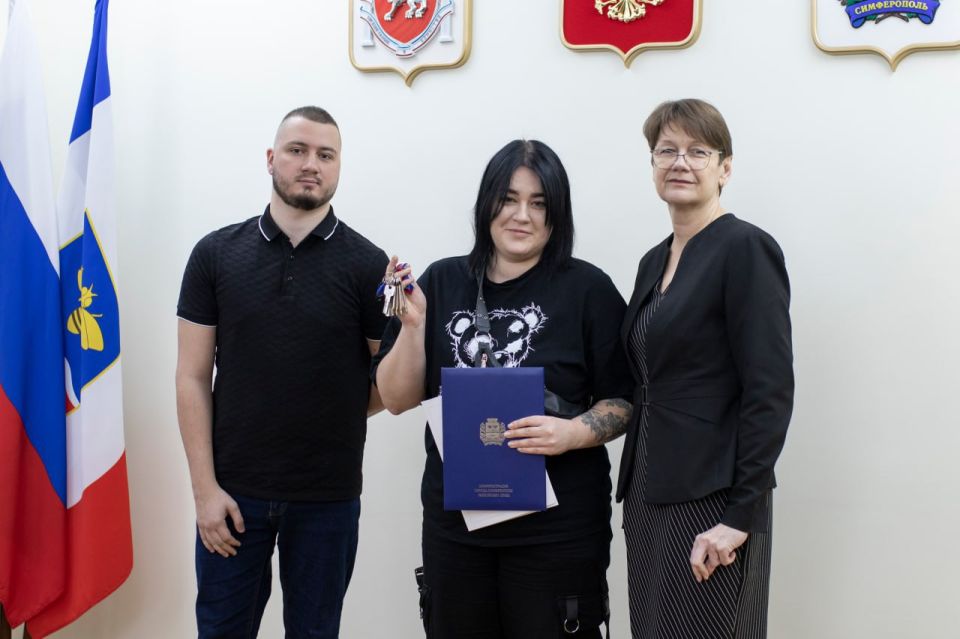 Сегодня, 12 декабря, заместитель главы администрации города Оксана Дмитриева вручила ключи от 16 квартир симферопольцам из числа детей-сирот и детей, оставшихся без попечения родителей Сегодня, 12 декабря, заместитель главы администрации города Оксана Дмитриева вручила ключи от 16 квартир симферопольцам из числа детей-сирот и детей, оставшихся без попечения родителей
